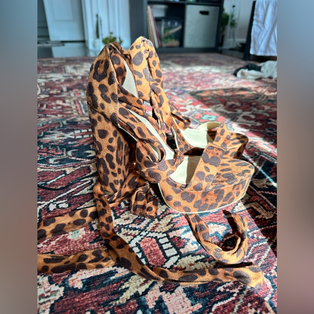 Plot twist heel leopard